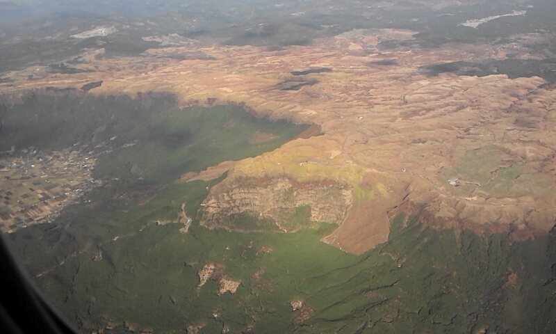 空から日本を見てみよう！羽田→熊本　阿蘇山カルデラ外輪山の航空写真