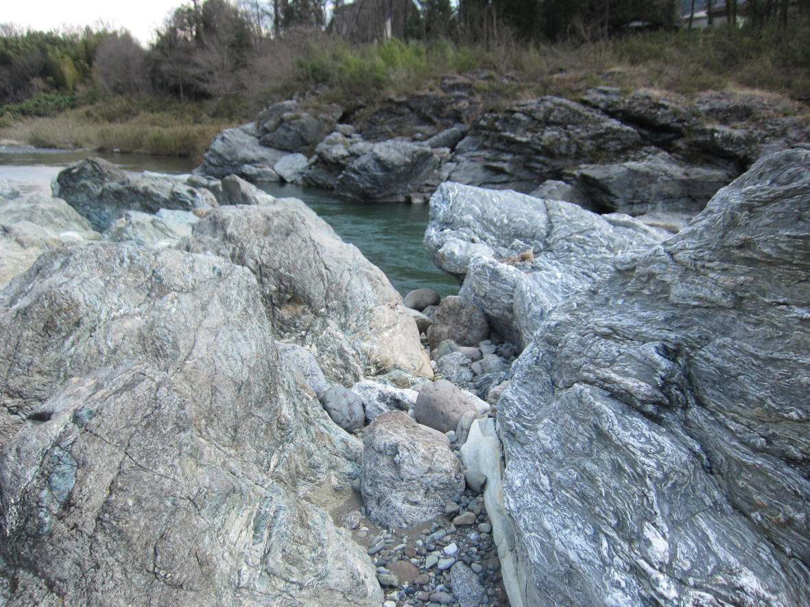 長瀞町樋口の石墨片岩と蛇紋岩