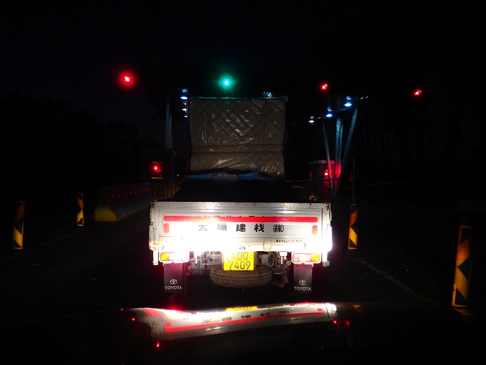 ジンバブエ　自動車　ガソリン　道路　安全　運転