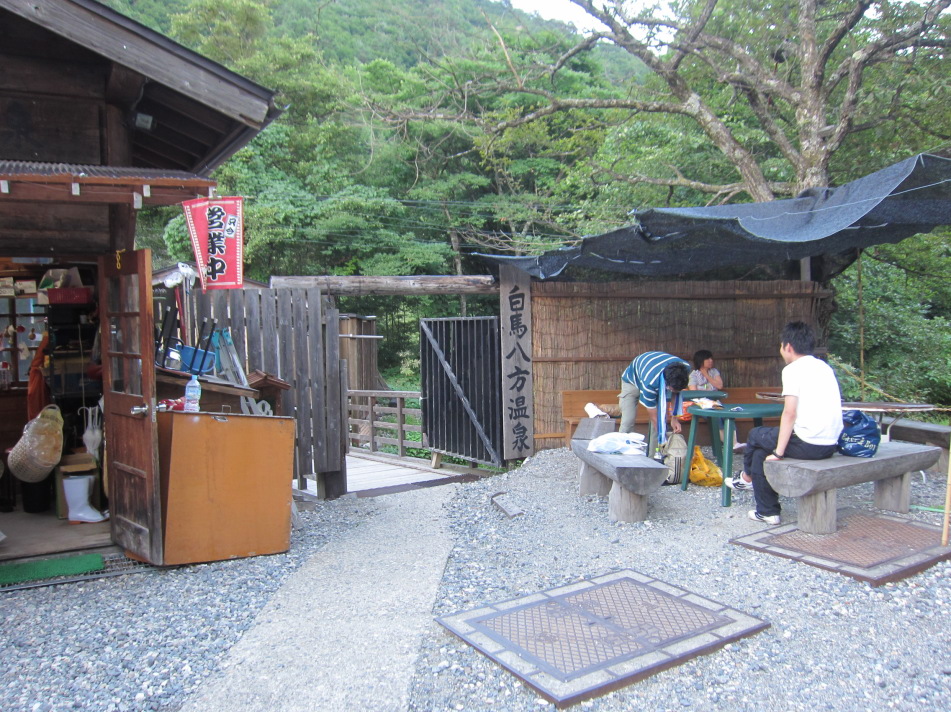 白馬八方温泉は日本で2番目に強いアルカリ性の温泉(pH11.2くらい)ということで有名