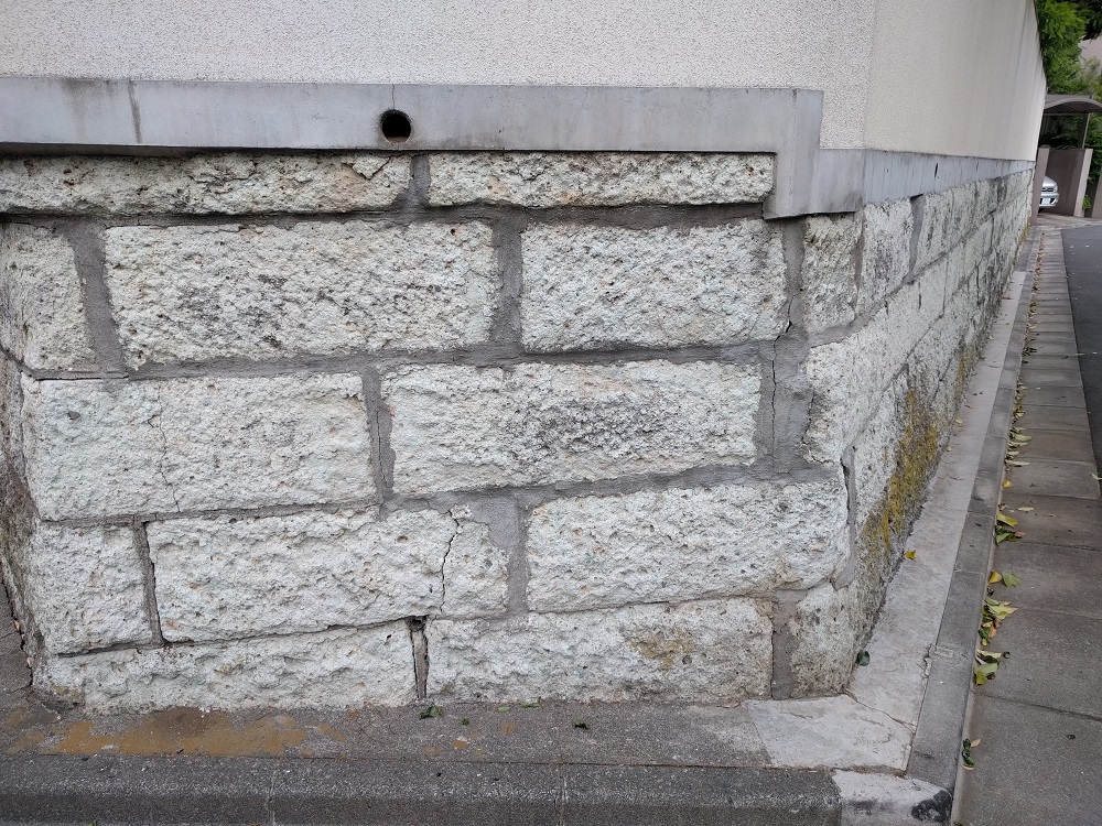 凝灰岩の石材としての利用 (軽石凝灰岩である大谷石の壁への利用例)