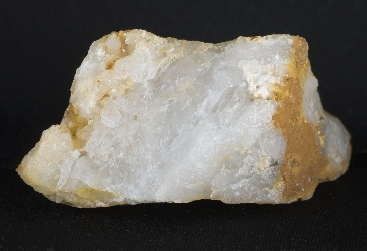 白色の石英の塊 white massive quartz  茨城県錫高野鉱山