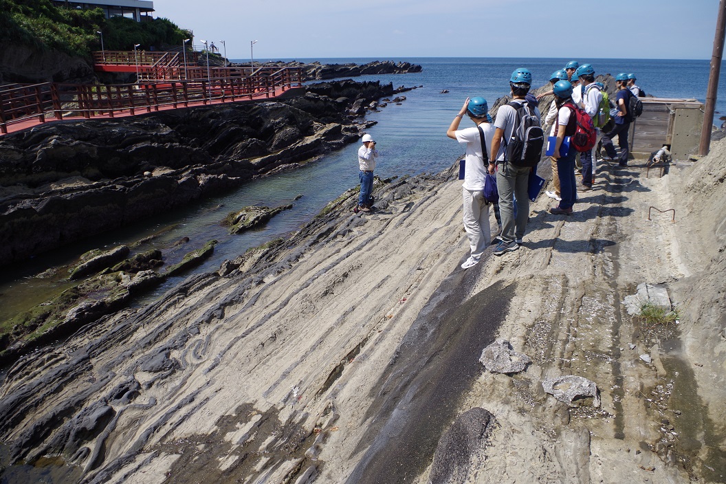 神奈川県城ヶ島の地学-地層観察巡検-城ヶ島-シルト岩とレキ岩のスランプ構造の露頭