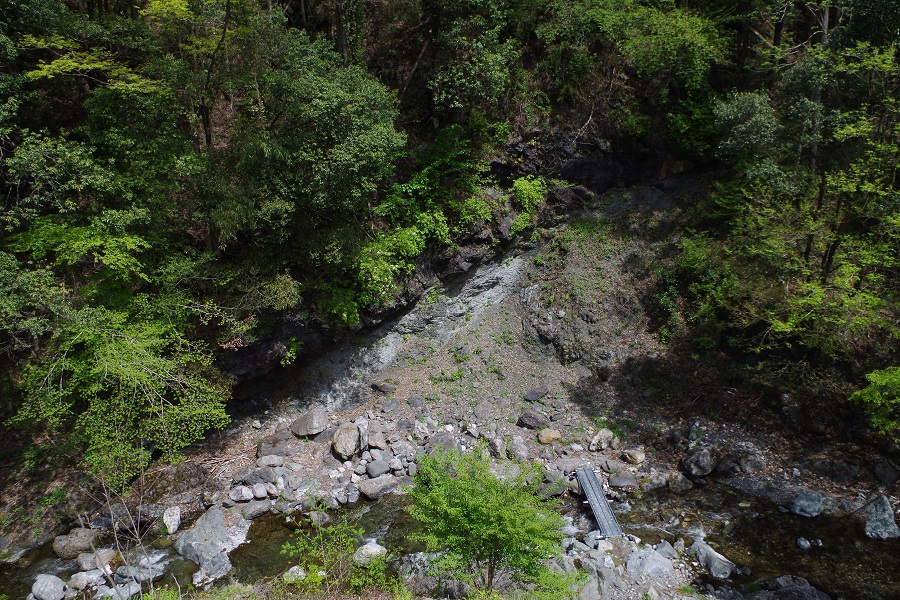 上からの写真-下仁田ジオパーク-クリッペ根無し山-跡倉層と御荷鉾緑色岩体のスラスト