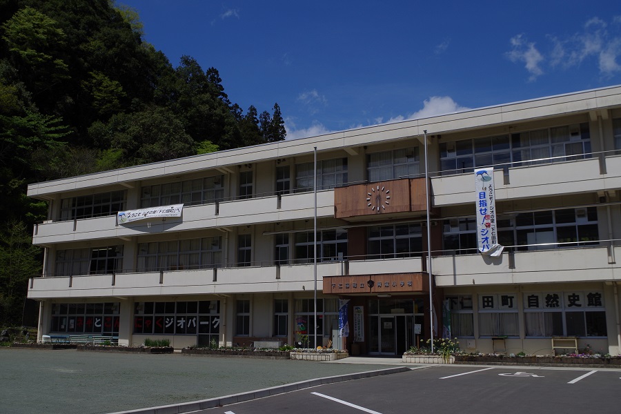 下仁田ジオパーク- 廃校となった小学校を利用した資料館(展示施設)
