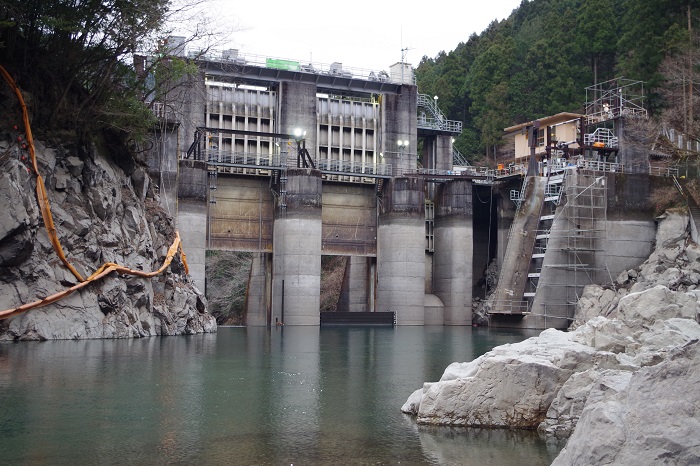2016年放水時の東京都白丸ダム　ダム湖側からの写真