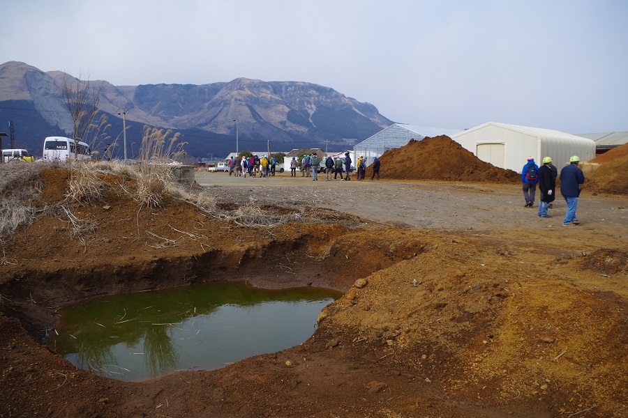 熊本県阿蘇の日本リモナイト鉱山。採掘の露天掘りの様子