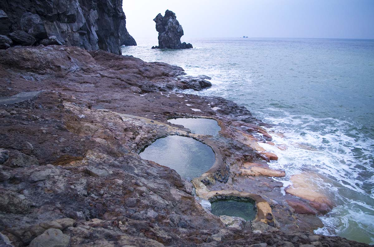 薩摩硫黄島(Satsuma-Iojima) 東温泉 - 日本一ワイルドな露天風呂ともいわれる薩摩硫黄島名所の東温泉(ひがしおんせん)。その様子をお伝えします。