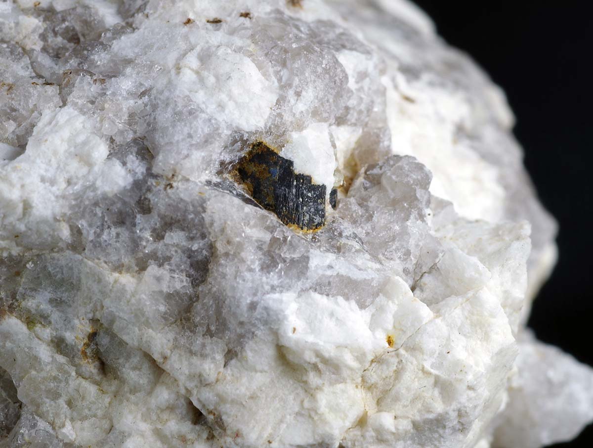 ペグマタイト中の褐簾石 allanite in pegmatite