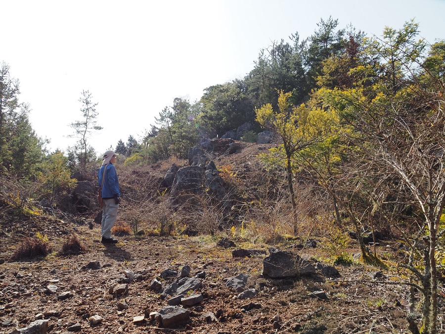 喜多平鉱山の跡地は赤茶色の土壌に覆われており、開けている。