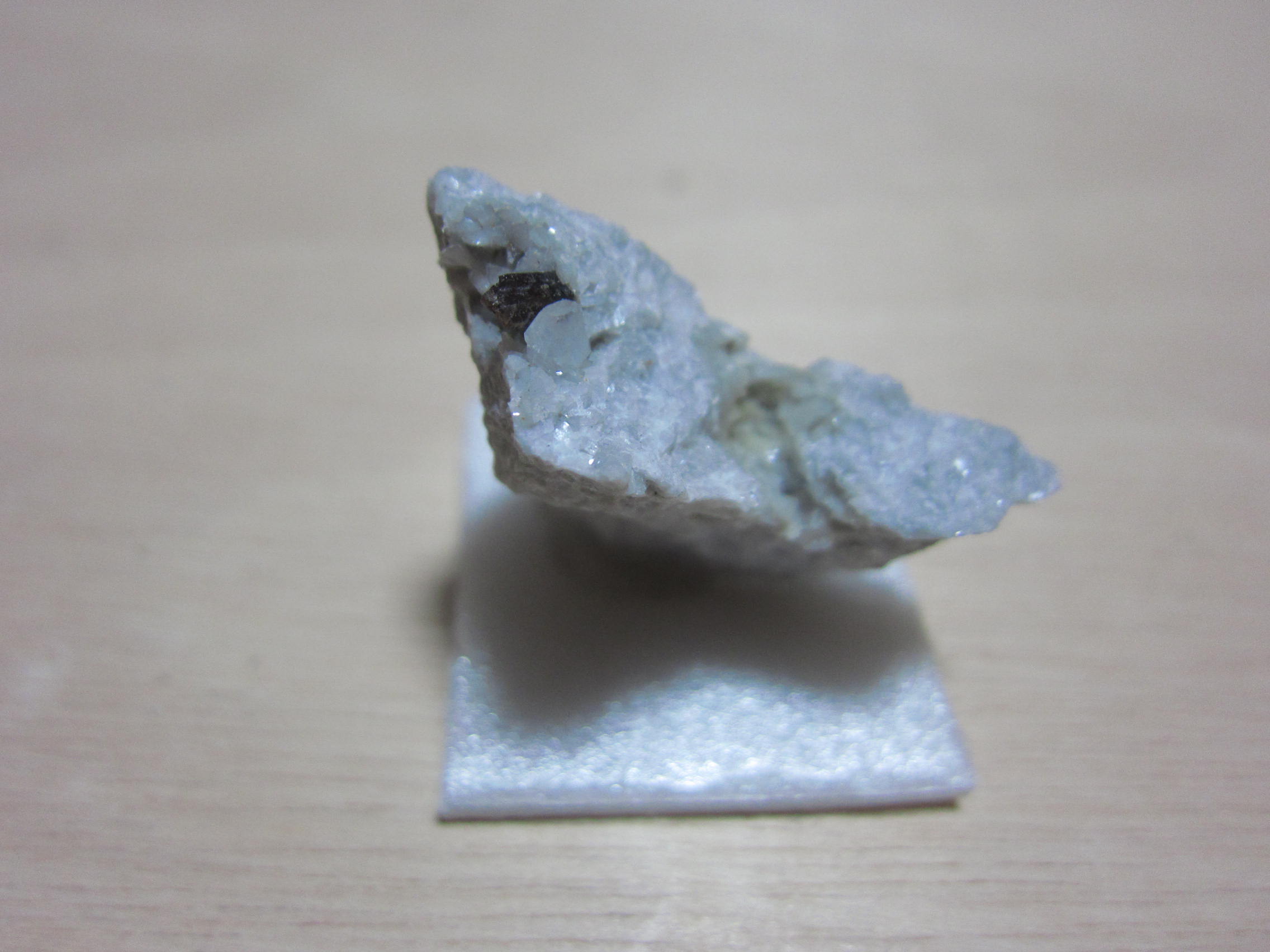 中古ガイガーカウンターと天然放射性鉱物フランスの褐簾石(カツレン石)