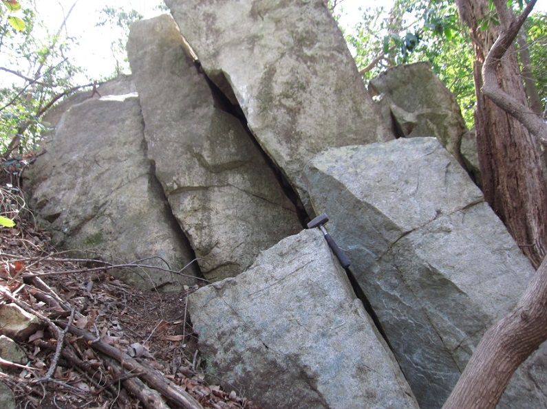 埼玉県寄居町西ノ入で見られるヒスイ輝石や藍閃石を含む岩石_稚童岩