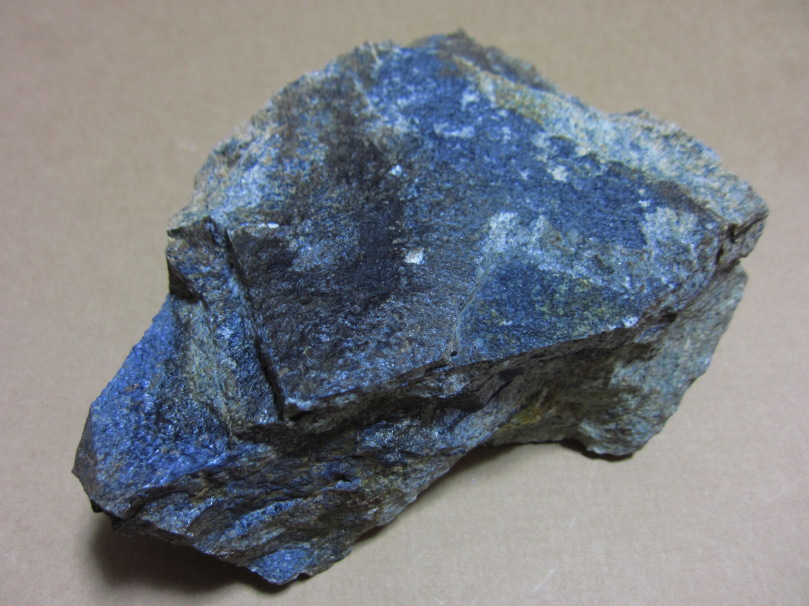 埼玉県寄居町西ノ入で見られるヒスイ輝石や藍閃石を含む変成岩_稚童岩