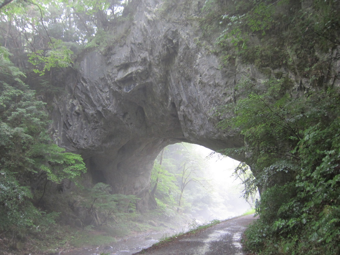 石灰岩の侵食で形成した天然橋　広島県東城町帝釈峡