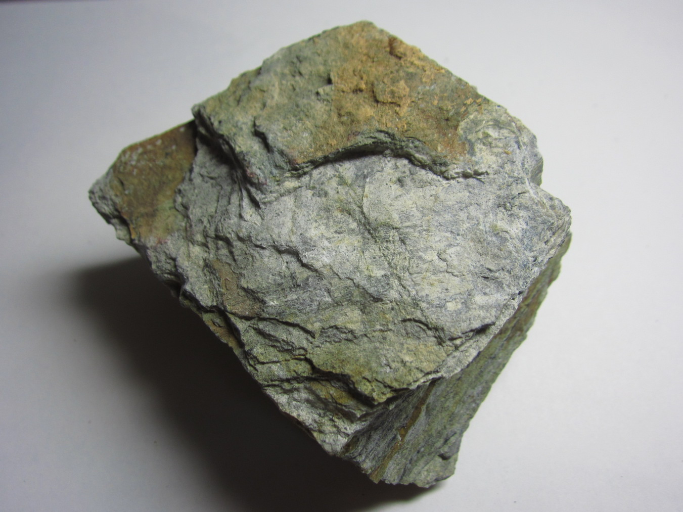 島根県浜田の地質見学と鉱物採集ジオパークジオサイト_三郡変成帯の結晶片岩