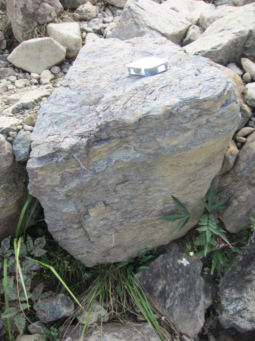 白馬八方尾根の付近で特徴的な、層状の構造を持つ蛇紋岩