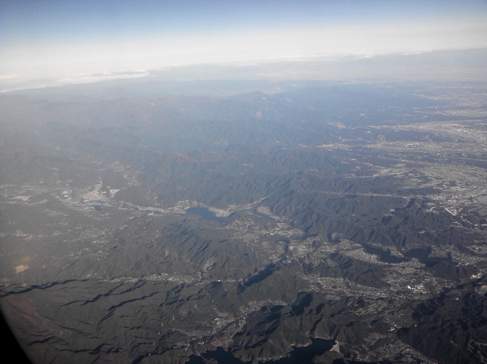 空から日本を見てみよう！(羽田→熊本)多摩相模湖上空の航空写真