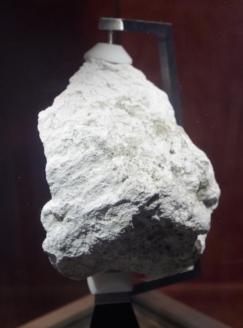 月の斜長岩(アポロサンプル)スミソニアン博物館展示より
