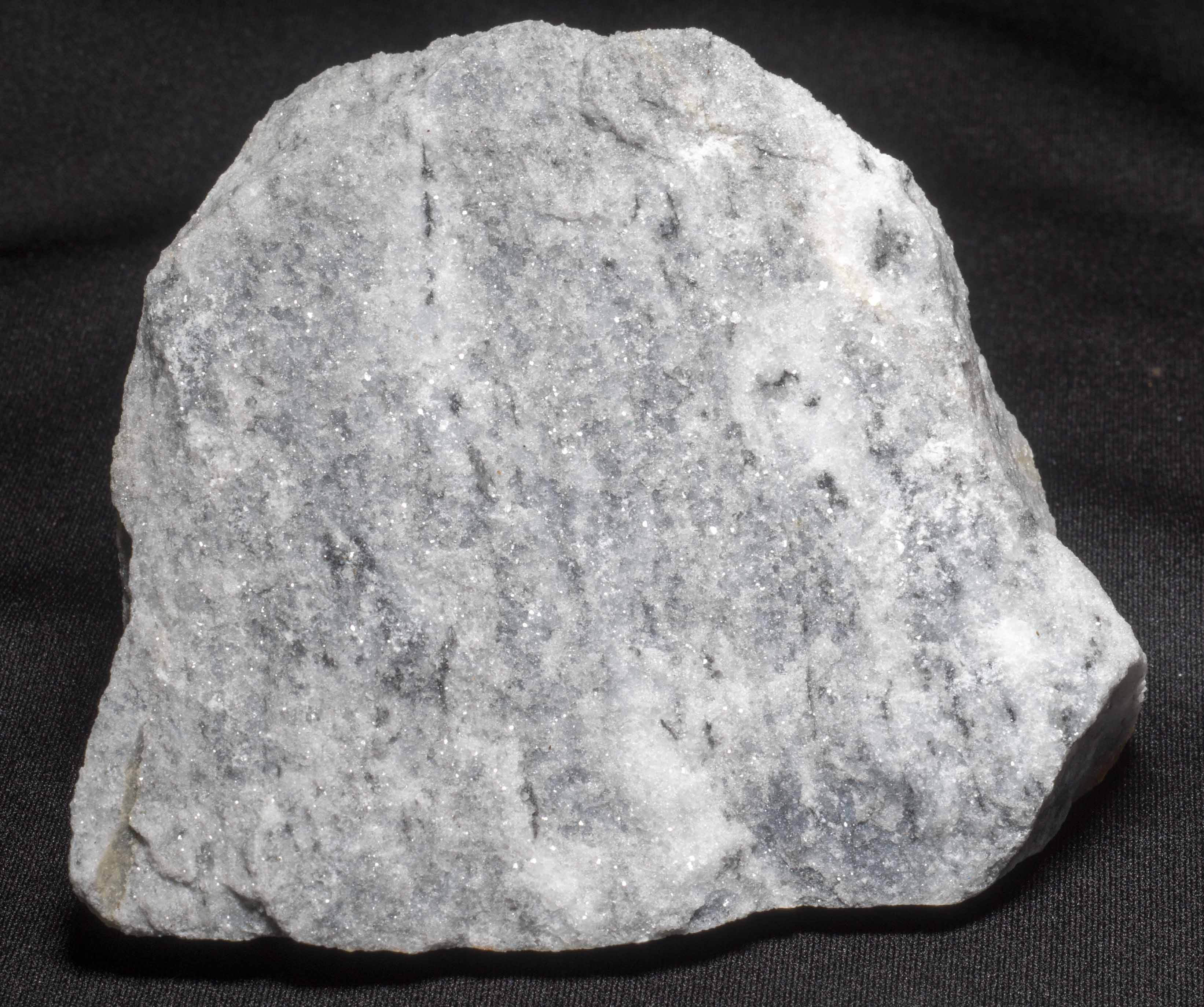 大理石(結晶質石灰岩)　marble マーブルの岩石標本の写真　福岡県平尾台