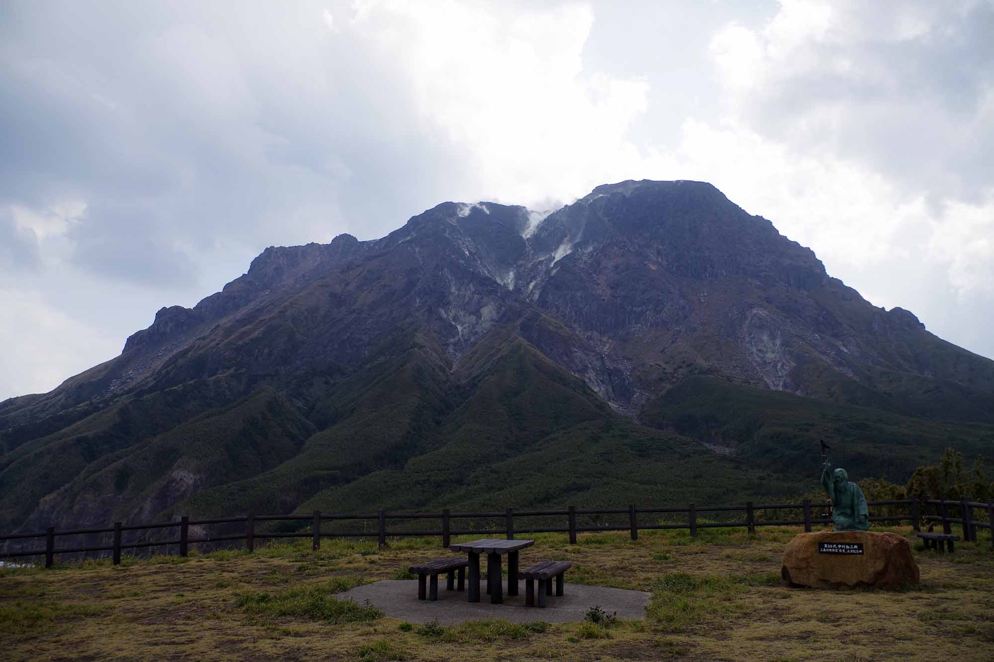 流紋岩質マグマのドーム状火山(鹿児島県三島村薩摩硫黄島) りゅうもんがん 白っぽい火山岩