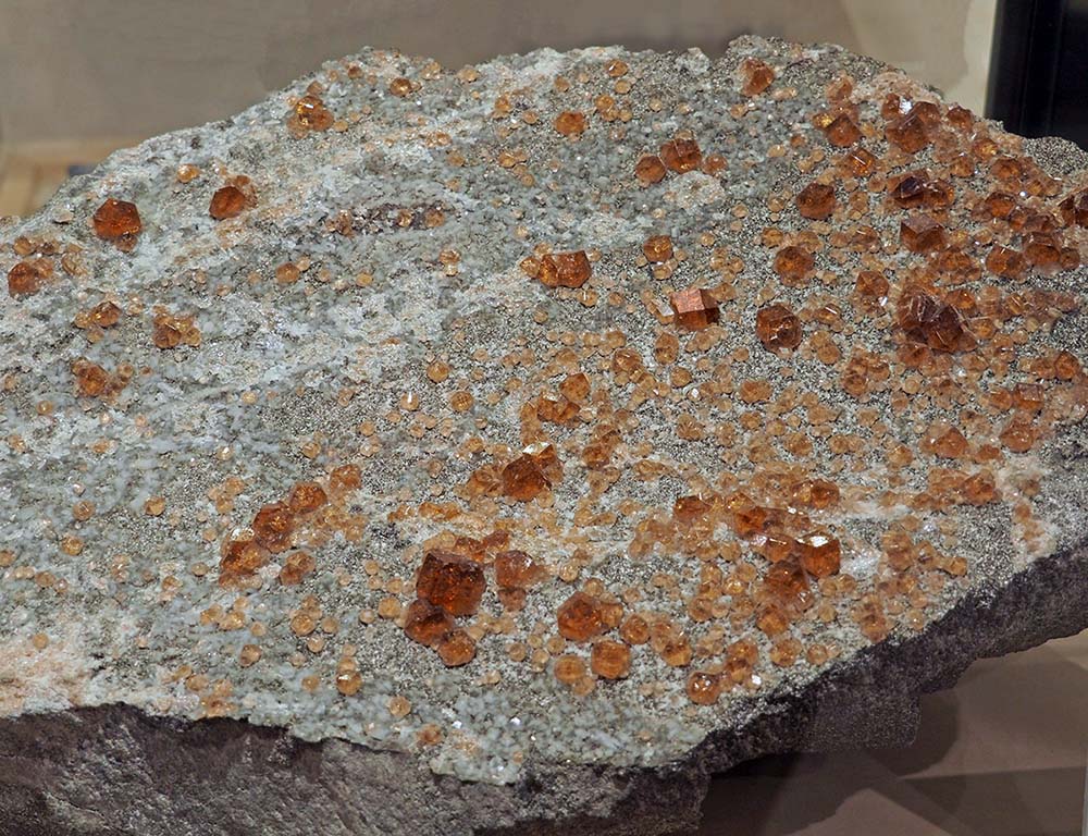 ロディン岩の空隙に成長したカナダケベック州のJeffrey鉱山のヘソナイトガーネットの結晶 オレンジ色の灰礬柘榴石、グロッシュラーガーネット