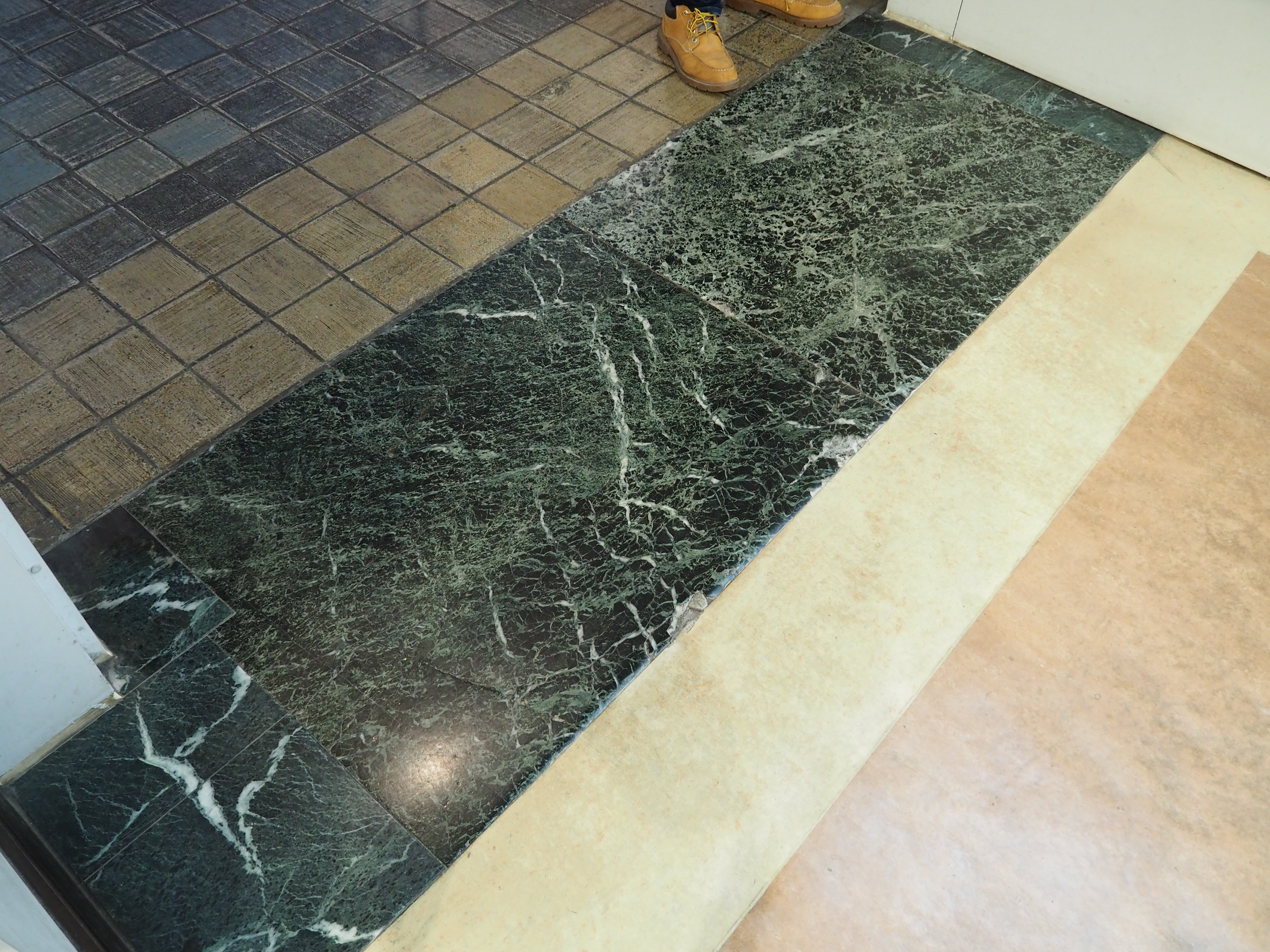 緑色系の大理石の1種の石材として用いられる蛇紋岩 serpentinite tiles on floor