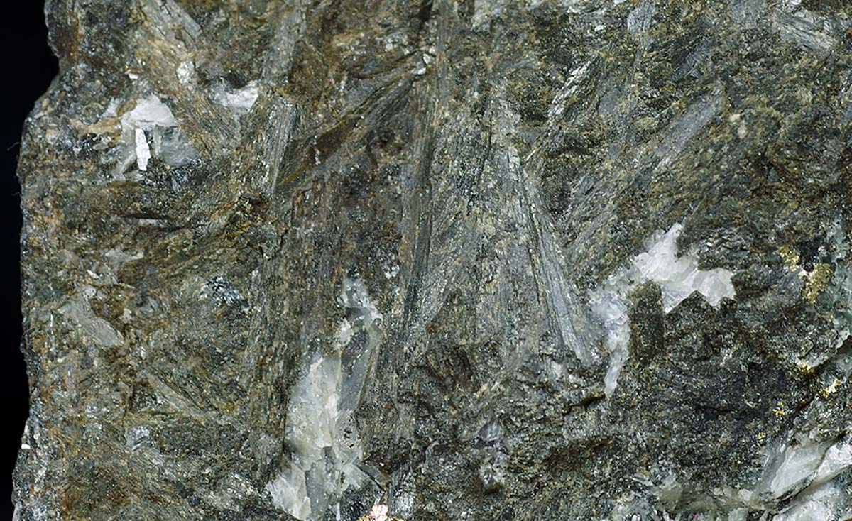 灰鉄輝石(ヘデンベルグ輝石)の結晶の集合体。画像幅約4cm。Loc. 山口県長登鉱山。ベデンバージャイト、ベデンベルガイト、ヘデンベルジャイト、hedenbergite
