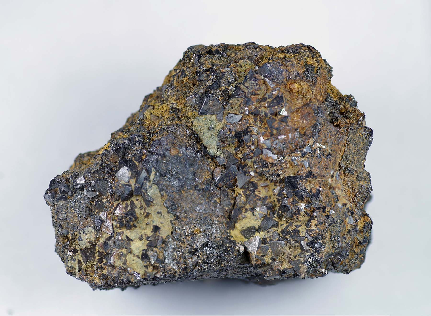 磁鉄鉱の八面体結晶 黒色の磁性鉱物