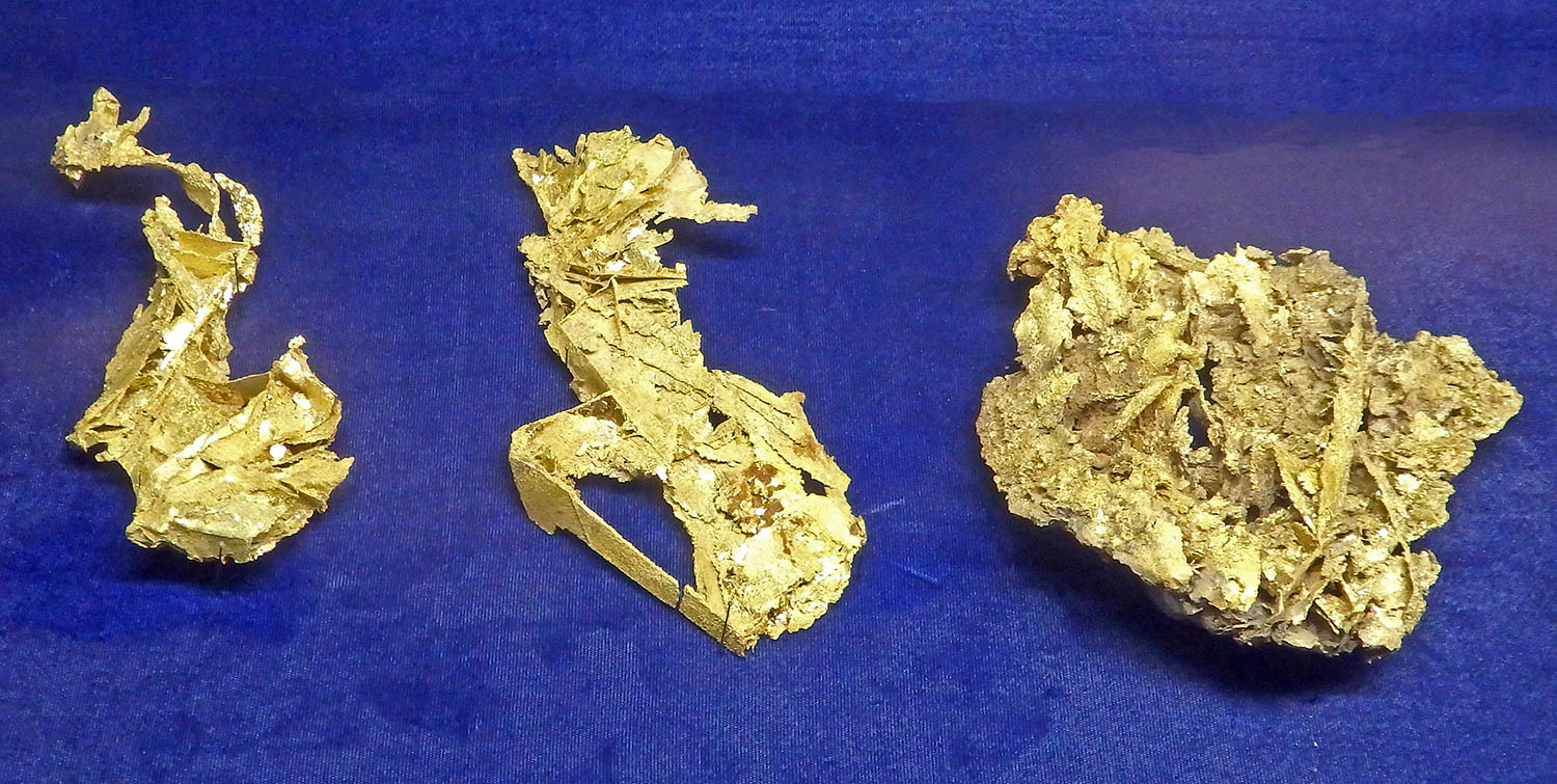 巨大な自然金の葉片状結晶集合。アメリカ合衆国コロラド州ブレッケンリッジ(Breckenridgeg, Colorado, USA)産。画像幅約50cm