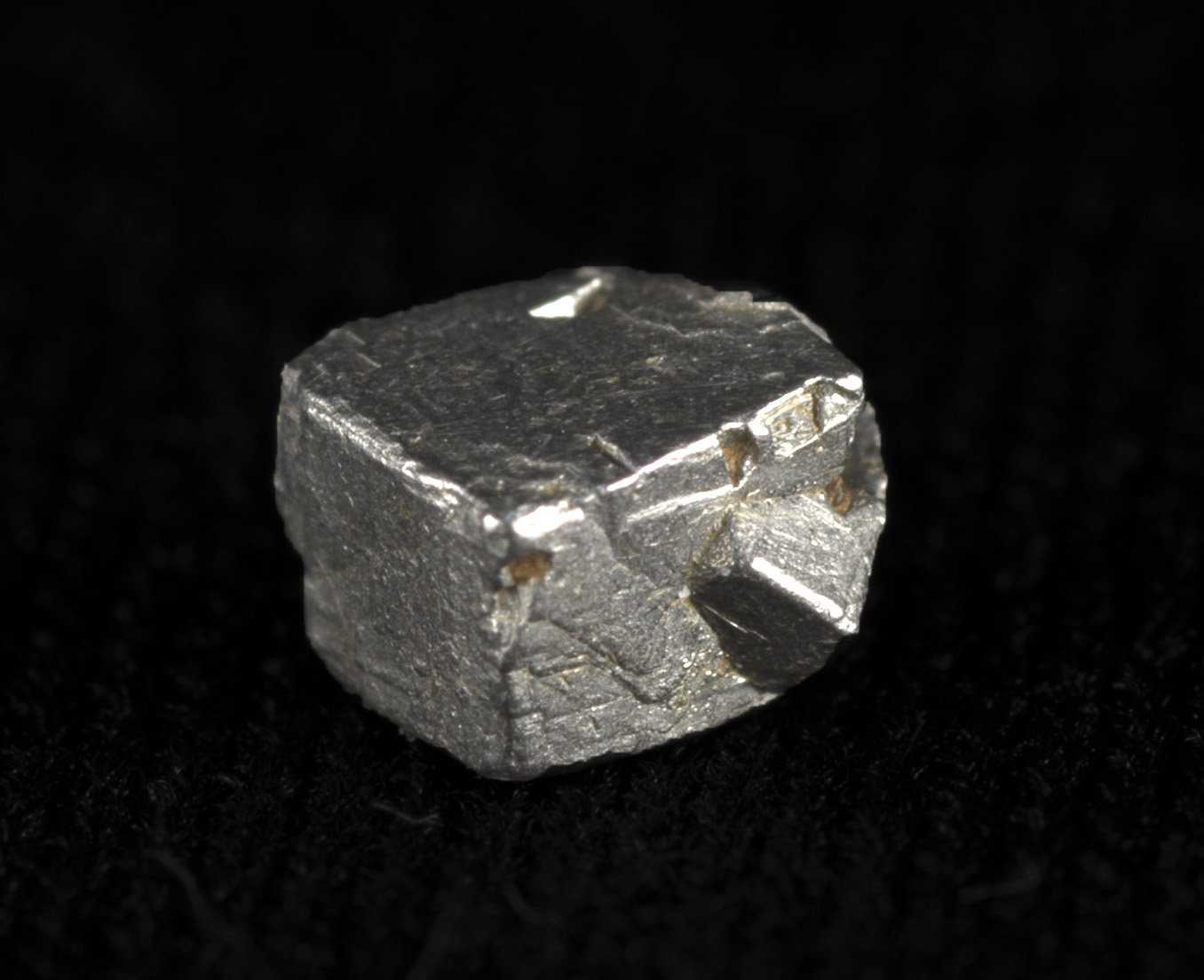 自然白金 自然白金 立方体2つがかみ合わさった貫入式双晶 Loc.ロシア