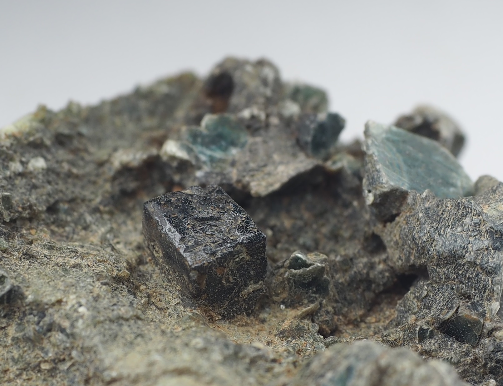 ペロブスカイト(perovskite、灰チタン石、ペロフスカイト)の黒色の結晶。画像幅約2cm。ロシア ウラル産。
