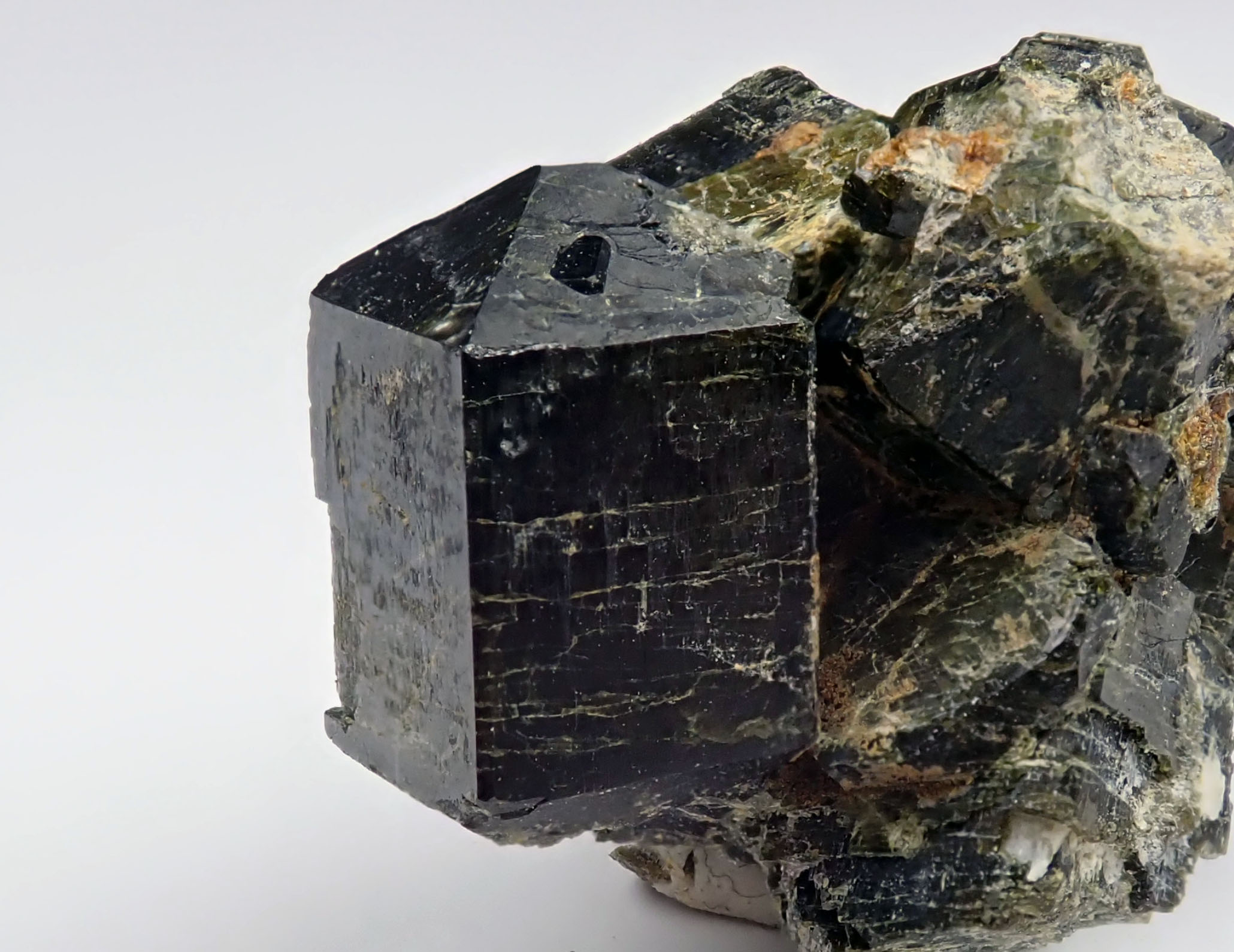 ベスブ石(Vesuvianite, べすぶせき,ヴェスヴィアナイト)の結晶 スカルンに産するベスブ石の結晶 宮崎県  vesuvianite crystal from skarn in Miyazaki, Japan