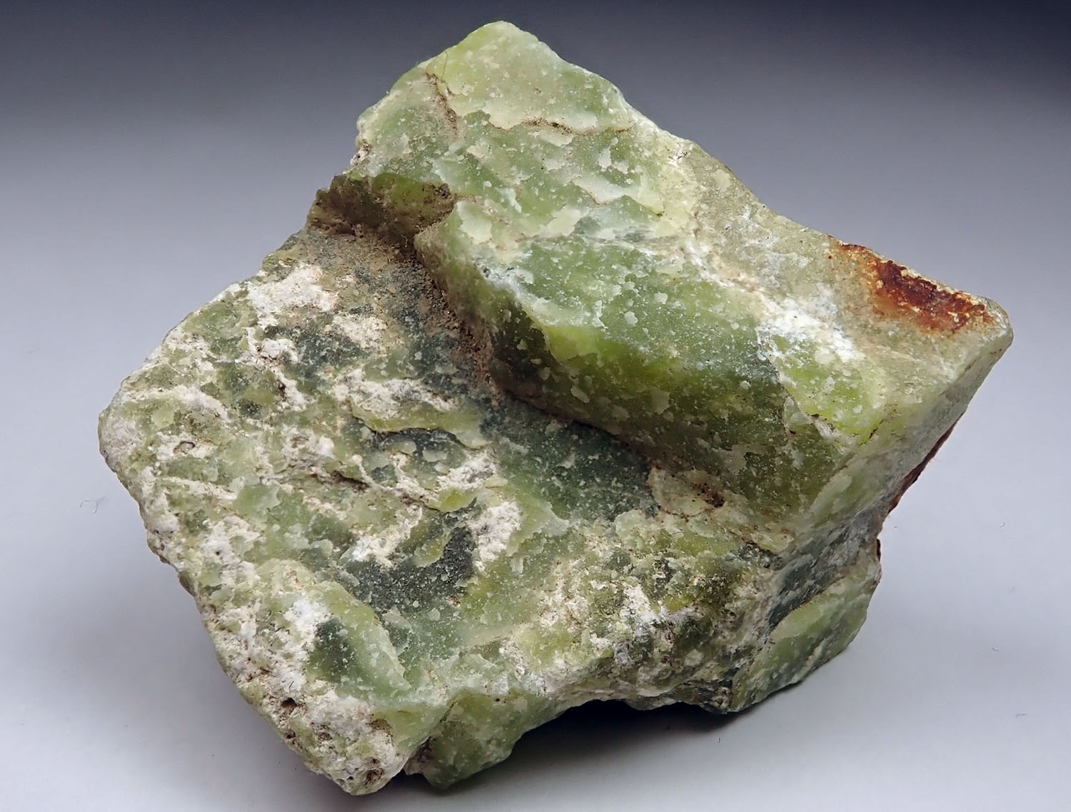 カリフォルニア玉に類するあざやかな黄緑色塊状のベスブ石 岩手県  Vivid yellow-green massive vesuvium, similar to California jade Japan
